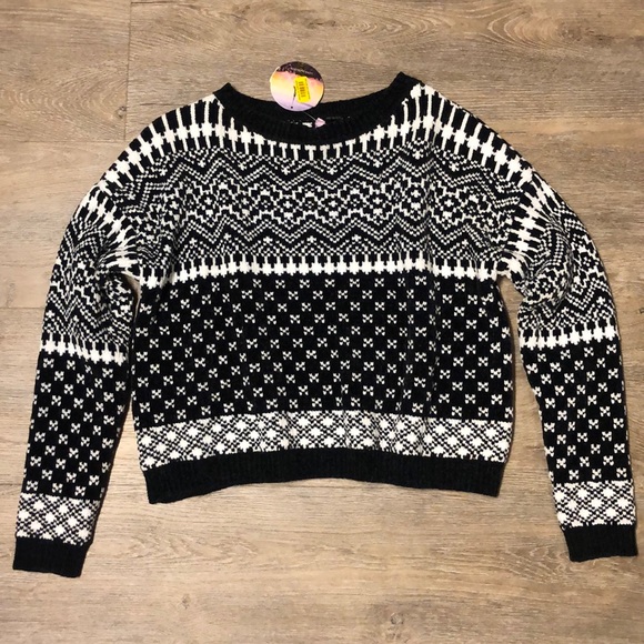 Love By Design Sweaters - Brand 🆕 LOVE BY DESIGN crop top sweater.🔥❤️🔥